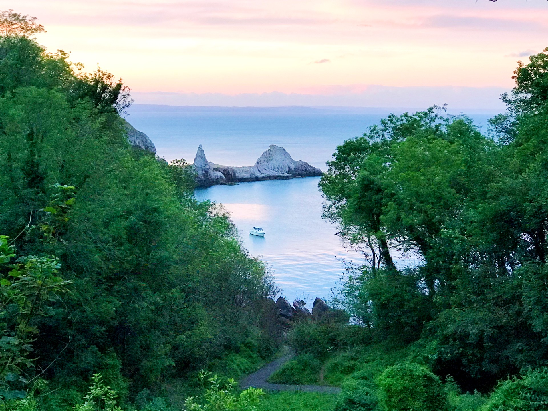 Anstey's Cove - part of the natural beauty of Torquay.