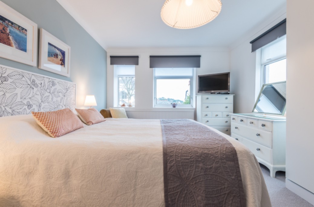 The Mian bedroom - The Braeside Apartment in Torquay